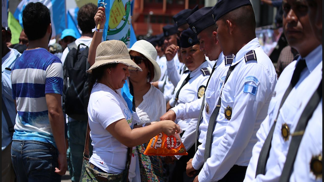 Mingob: Manifestantes nos dan dulces en #ParoNacional