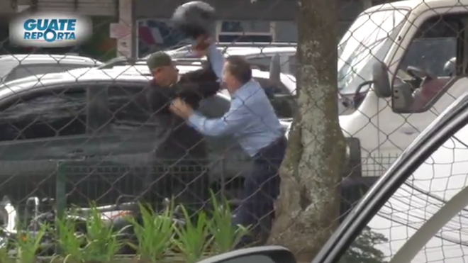 Incidente en la Calle Montúfar termina en golpes.