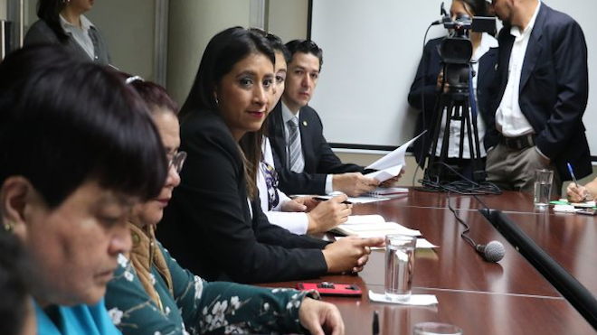 En Chimaltenango también suspenden de actividad docente a la diputada Eva Monte Bac
