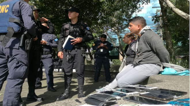 Los detiene en pleno asalto a un bus de la Avenida Reforma