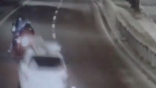 Dos motoristas intentaron robarle a otro conductor su motocicleta en el Periférico Sur y Puente de Cejusa en la zona 1. Y terminan atropellados.