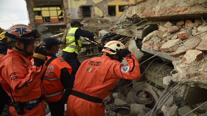 Miembros de los Topoco buscan entre los escombros por el terremoto en México. AFP PHOTO / PEDRO PARDO