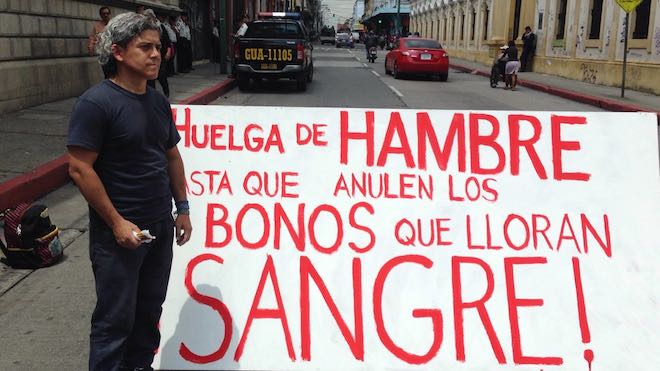 Manifestantes se hacen presentes al Congreso para manifestar su inconformidad.