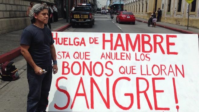 Manifestantes se hacen presentes al Congreso para manifestar su inconformidad.