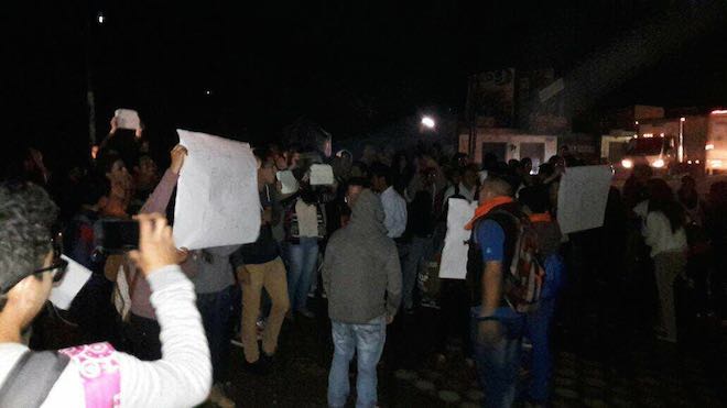 Estudiantes manifiestan frente a la casa de la diputada Eva Monte en Chimaltenango.