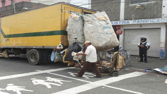 Basura domiciliar acumulada en los hogares por amenazas a recolectores