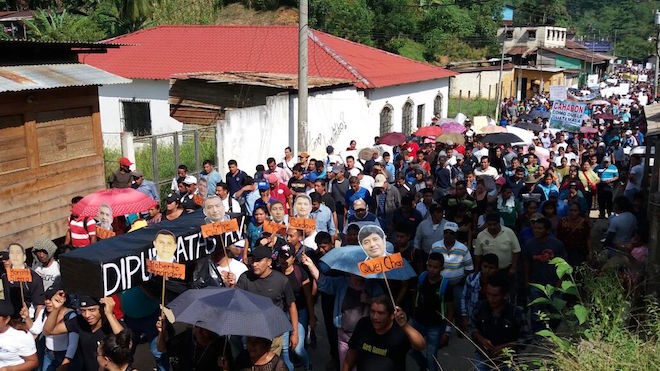 Santa María Cahabón llena su plaza.Piden la renuncia de sus diputados #ParoNacional