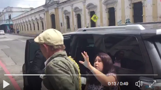 Fiscal del MP es la agresora del anciano frente al congreso