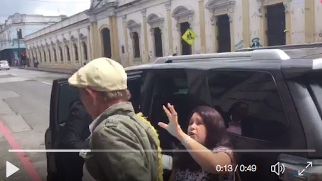 Fiscal del MP es la agresora del anciano frente al congreso