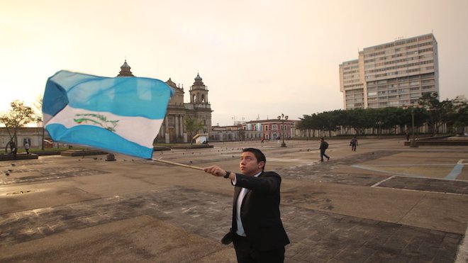 Joven madrugró para llegar a manifestar a la Plaza de la Constitución.