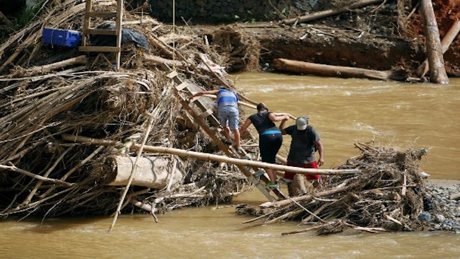 A un mes del huracán, Puerto Rico batalla sin electricidad y con áreas inaccesibles