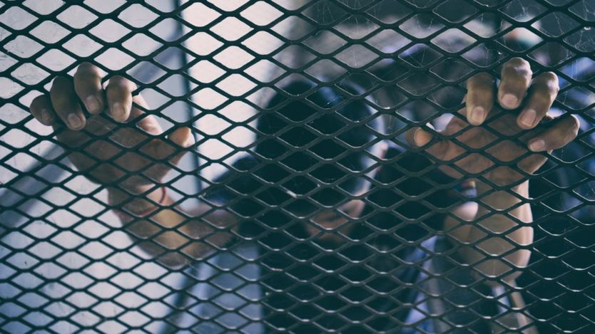 ISTOCK/GETTY IMAGES Una de las estrategias de las redes de trata es aislar a la víctima para ejercer control sobre ella. Foto genérica.