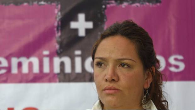 Activista acusa a mujer policía de abuso sexual