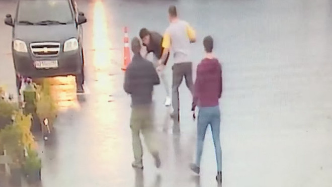 FUERTE VIDEO: Un cliente descontento mata a su peluquero en plena calle