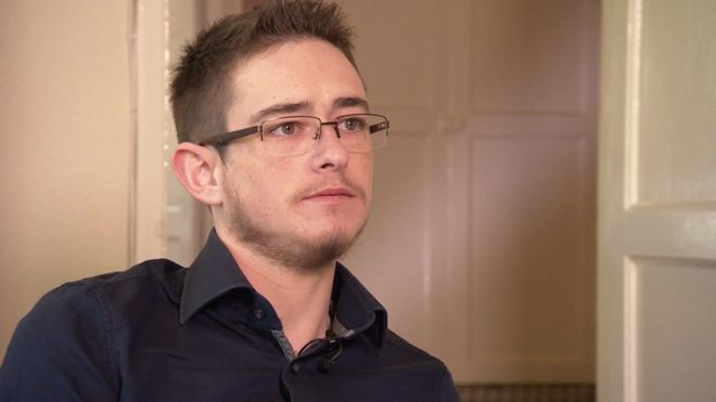 "Me acosté siendo niño y me levanté siendo niña": el dramático testimonio de un joven británico que nació intersexual y lo criaron con el género equivocado