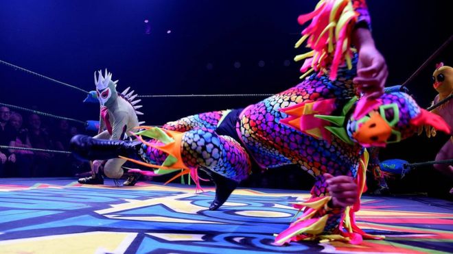 Lucha VaVOOM, el provocador y extravagante espectáculo que combina la lucha libre mexicana con el cabaret y triunfa en Los Ángeles