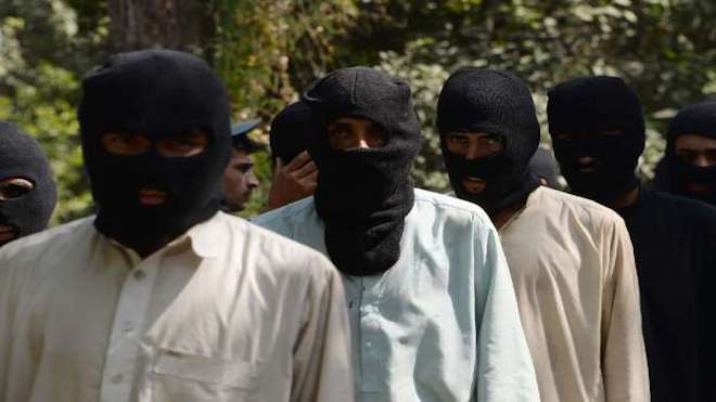 Presuntos combatientes del grupo yihadista Estado Islámico y talibanes, ante los periodistas frente a una comisaría de Jalalabad, este 3 de octubre de 2017. Foto: AFP