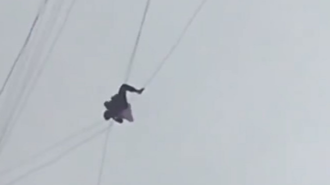 VIDEO: Se fuga colgado de los cables de teléfono para no pagar el hotel y casi muere