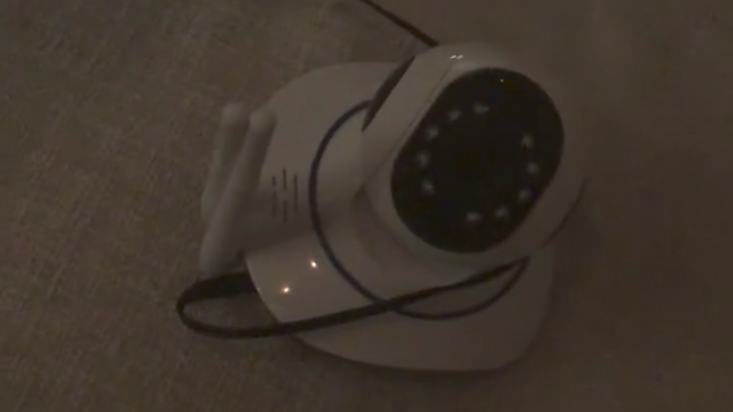 "Entré y vi que se movía": Una cámara web cobra vida propia y empieza a hablar con su dueña [VIDEO]
