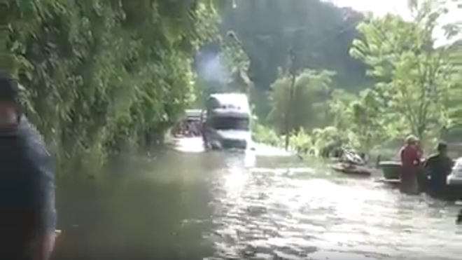 VIDEO: Trailers literalmente nadan en carretera a Chisec, Alta Verapaz