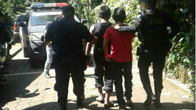 Señalan a estos adolescentes de matar a un hombre a cuchilladas