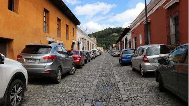 Ya no habrán cuidadores de carros en la Antigua Guatemala, comuna los retira
