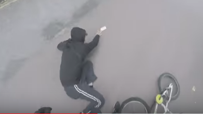 VIDEO: Roba el teléfono a una abuela y el karma le cae instantáneamente
