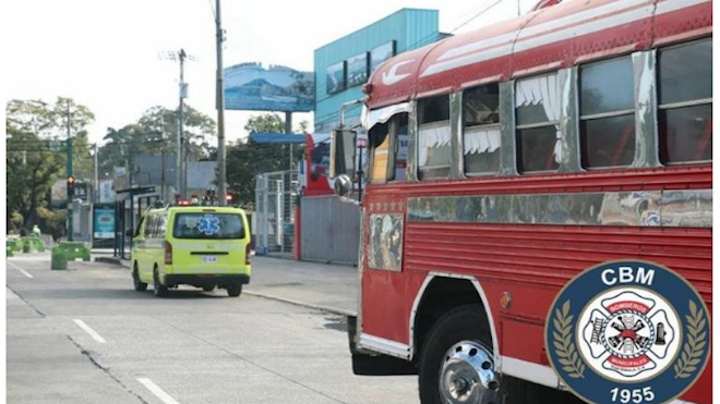 Pasajero repele asalto al enfrentar a un delincuente armado dentro de un bus