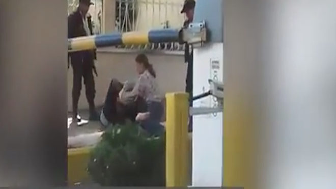 VIDEO: Madre e hija se enfrentan a los golpes por un celular en San Cristóbal