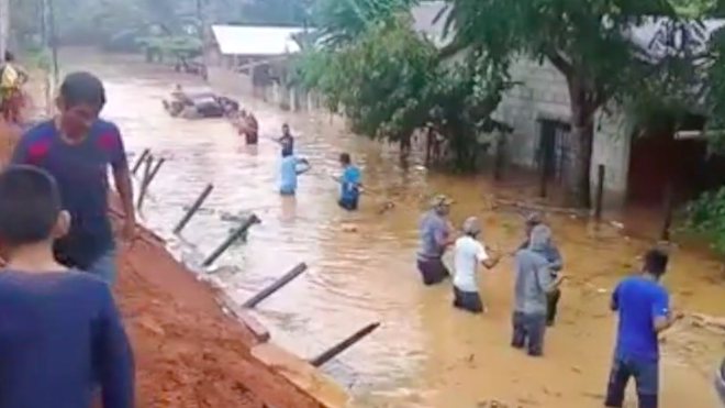Rescate de tuctucs en Alta Verapaz, lluvias e inundaciones