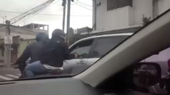 Ladrones en moto acosan a sus víctimas en la Atanasio Tzul