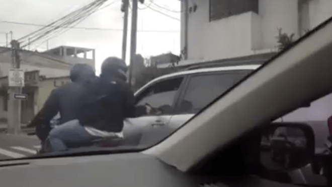 Ladrones en moto acosan a sus víctimas en la Atanasio Tzul