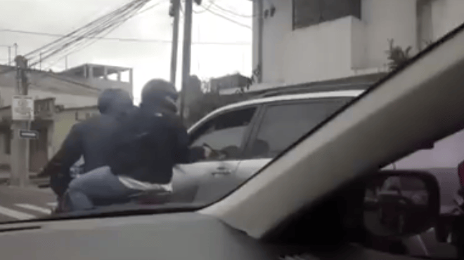 Ladrones en moto acosan a sus víctimas en la Atanasio Tzul