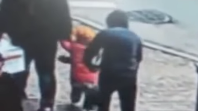 VIDEO: Graban cómo un padre defiende a su hija de un secuestrador en plena calle