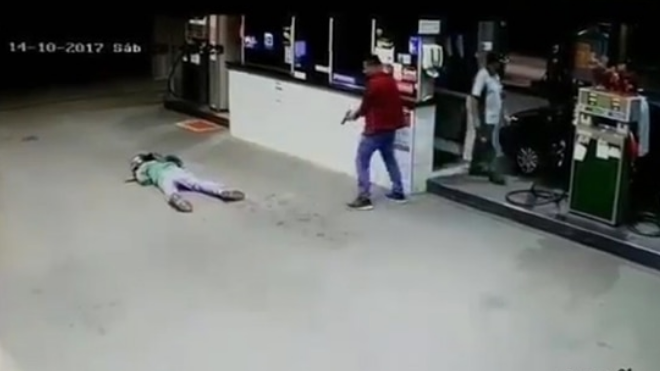 Quería robar una gasolinera, pero un policía de civil lo mató desde su carro