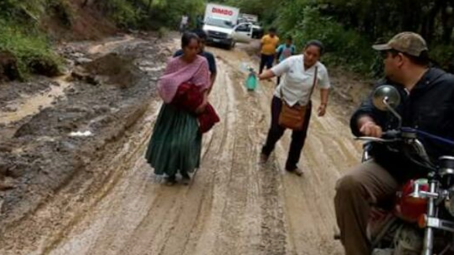 El drama de una familia, trasladan en moto a niño en agonía por pésimo estado de Ruta del Polochic