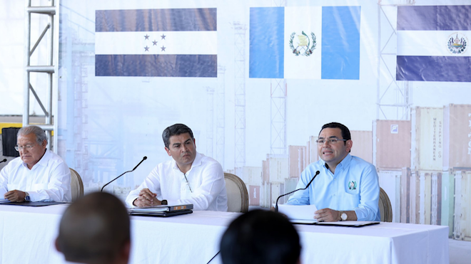 Mandatarios firman declaración El Amatillo, promueve el paso libre de personas y mercadería