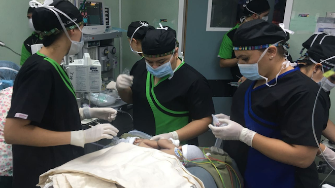 Médicos del Roosevelt inician titánica labor: separar a las siamesas #Esmeraldas
