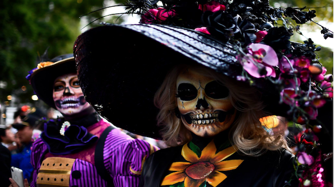 [GALERÍA] Miles de calaveras desfilan previo al Día de Muertos