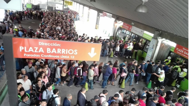 Nuevas cuotas provocan caos en estaciones del Transmetro