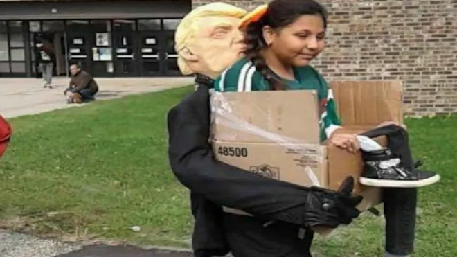 Niña crea disfraz de Trump deportándola [GALERÍA]