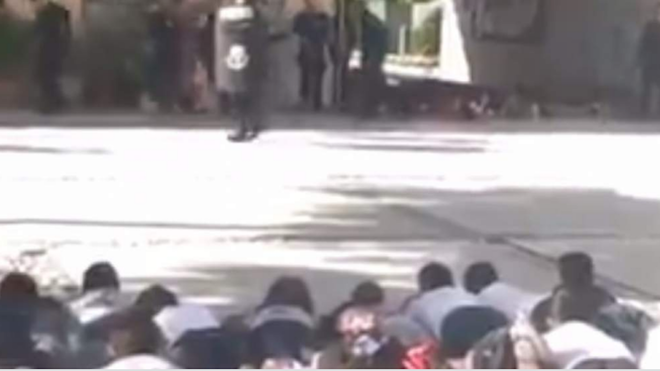 Policías enseñan a niños a fingir que están muertos en caso de balacera
