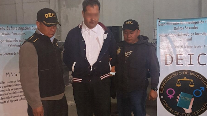 Catedrático universitario es capturado por violar a dos niñas en un colegio