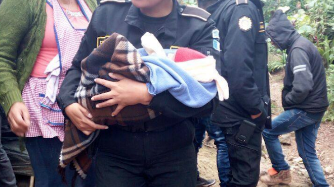 En medio del frío y una acera madre abandona a recién nacido en Jalapa