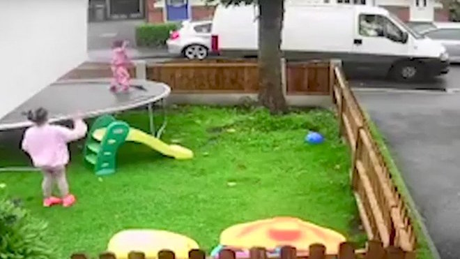 VIDEO: Un hombre intenta que tres niñas en pleno día se suban a su camioneta