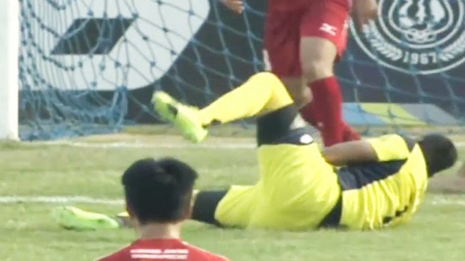 FUERTE VIDEO: Portero muere tras chocar con un compañero en pleno partido