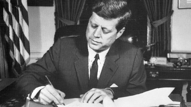 Trump aplaza liberación de algunos archivos "sensibles" sobre asesinato de Kennedy
