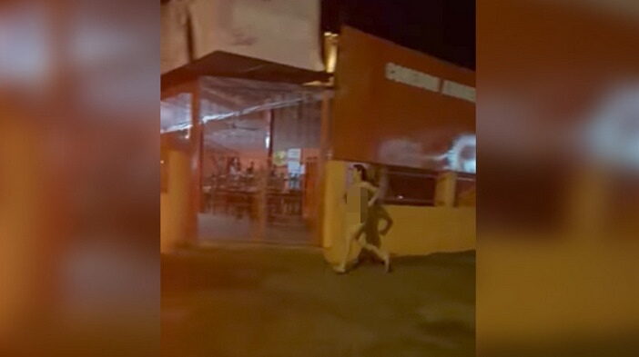 VIDEO: Mujer corre desnuda tras el novio que le había tomado el celular