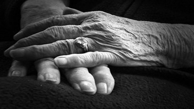 Se casó con su abuela de 91 años, enviudó y ahora exige la pensión de su esposa