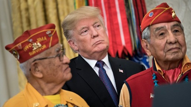 Trump hace "chiste" sobre Pocahontas al honrar a nativos de EEUU